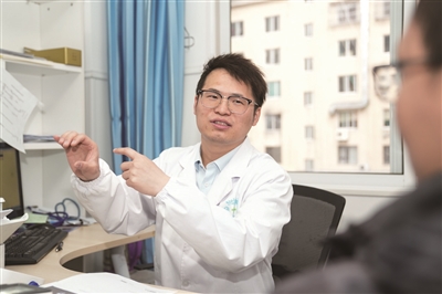 周亮锋为患者看诊