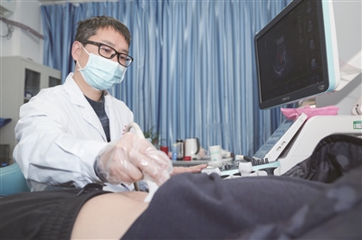 彭孟龙为患者进行B超检查