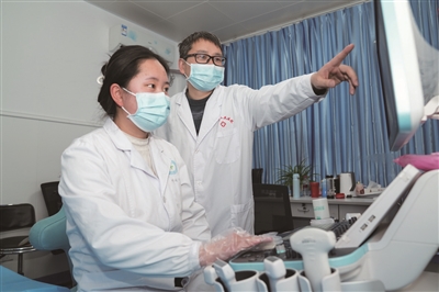 彭孟龙与九龙县医生共同为患者诊疗