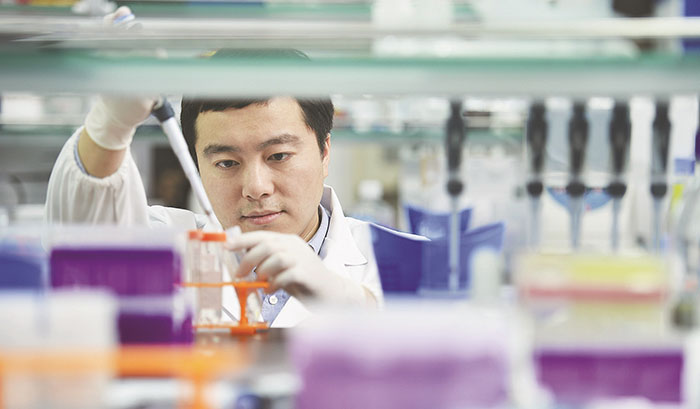 高晓飞在实验室里忙碌着。西湖大学供图