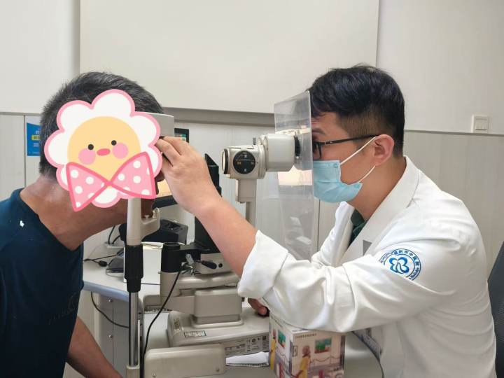 刘博医生在给患者做检查(受访者供图)