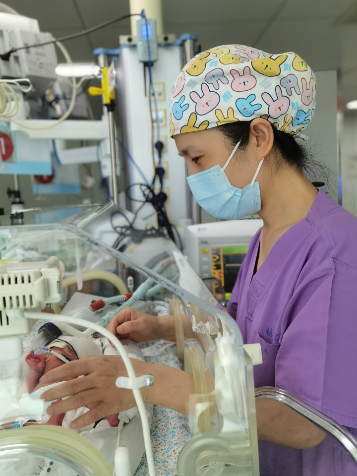 曾晓艳医生在照顾新生儿(受访者供图)